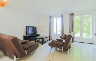 Télévision ou salle de divertissement dans l'établissement Beautiful Home In Monthenault With Wifi