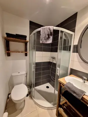 Salle de bains dans l'établissement Gîte et chevaux