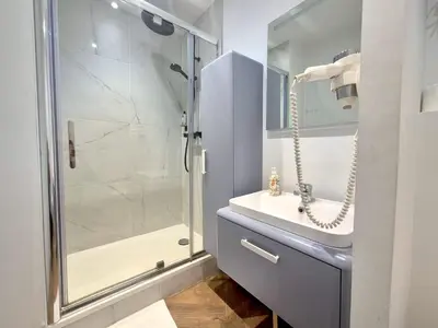 Salle de bains dans l'établissement Georgie, Appartement calme & chaleureux