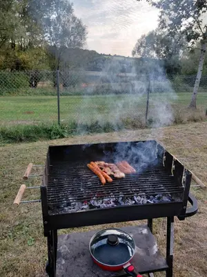 Barbecue disponible mis à disposition des clients de le camping