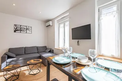 Télévision ou salle de divertissement dans l'établissement Moderne appartement 4 pers