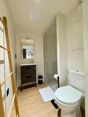 Salle de bains dans l'établissement We Live Inn Sharies Reims - C202