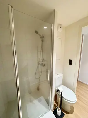 Salle de bains dans l'établissement We Live Inn Sharies Reims - C202