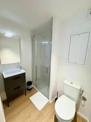 Salle de bains dans l'établissement We Live Inn Sharies Reims - C205