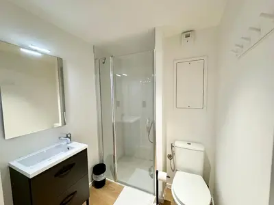 Salle de bains dans l'établissement We Live Inn Sharies Reims - C403