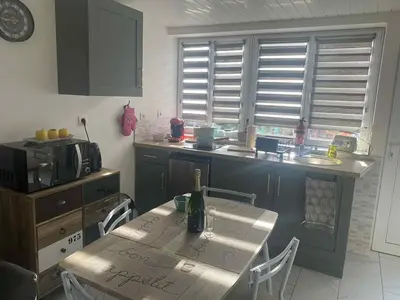 Cuisine ou kitchenette dans l'établissement La petite bulle