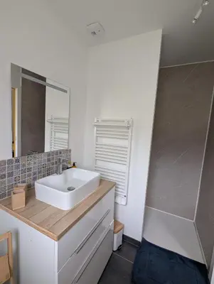 Salle de bains dans l'établissement Aux Bulles Colorées d'Athis