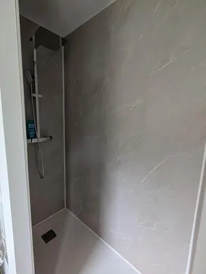 Salle de bains dans l'établissement Aux Bulles Colorées d'Athis