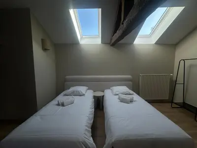 Un ou plusieurs lits dans un hébergement de l'établissement Suite Lumière - Cinéma privé by Collection Aura - Hypercentre Charleville-Mézières