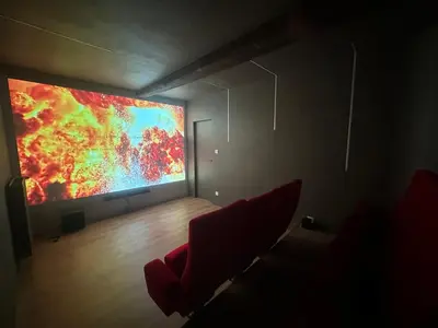 Télévision ou salle de divertissement dans l'établissement Suite Lumière - Cinéma privé by Collection Aura - Hypercentre Charleville-Mézières