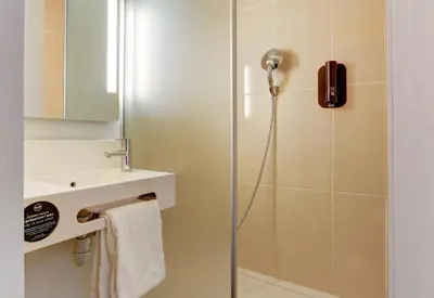 Salle de bains dans l'établissement B&B HOTEL Reims Centre Gare
