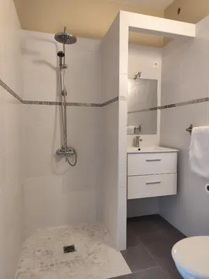 Salle de bains dans l'établissement Hôtel de la Plage