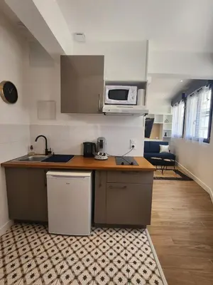 Cuisine ou kitchenette dans l'établissement Studio Meuse - Train station 5 mins away - Hyper center -