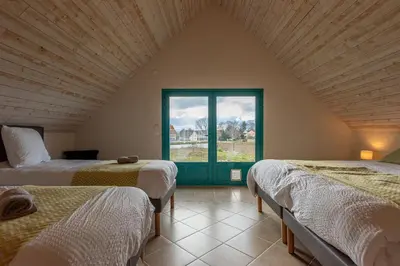 Un ou plusieurs lits dans un hébergement de l'établissement Aux hirondelles du Chêne, Maison Ecureuil