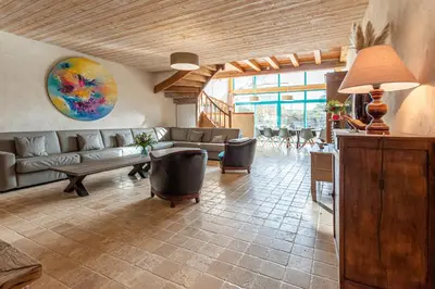 Coin salon dans l'établissement Aux hirondelles du Chêne, Maison Ecureuil