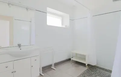Salle de bains dans l'établissement 2 Bedroom Stunning Home In Monthenault
