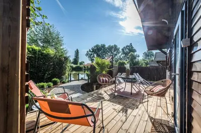 Jardin de l'établissement L'Écrin - Chalet & Bain Nordique Luxe vue lac