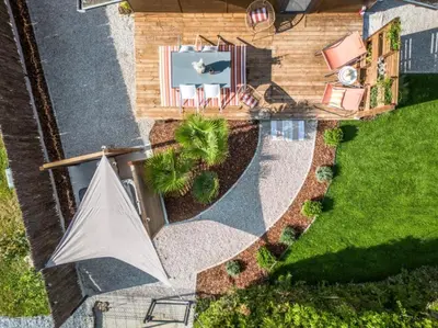 Jardin de l'établissement L'Écrin - Chalet & Bain Nordique Luxe vue lac