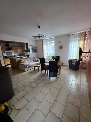 Cuisine ou kitchenette dans l'établissement La maison de Victoire, WC à l'étage