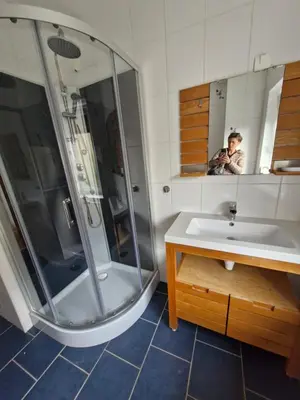 Salle de bains dans l'établissement La maison de Victoire, WC à l'étage