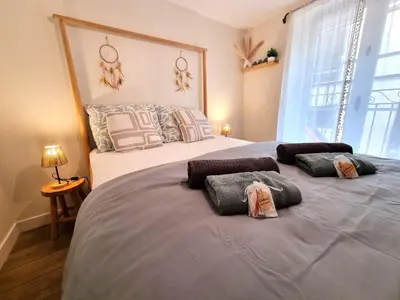 Un ou plusieurs lits dans un hébergement de l'établissement Triplex bohème près du Château à Sedan, idéal 2 couples, ONLY ADULTS