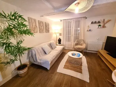 Télévision ou salle de divertissement dans l'établissement Triplex bohème près du Château à Sedan, idéal 2 couples, ONLY ADULTS