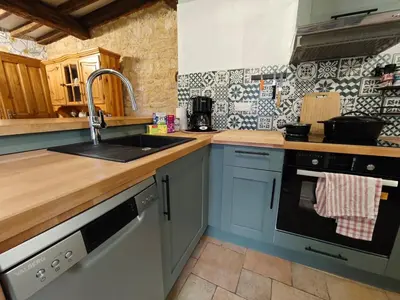Cuisine ou kitchenette dans l'établissement Le nid des Hirondelles avec borne de recharge