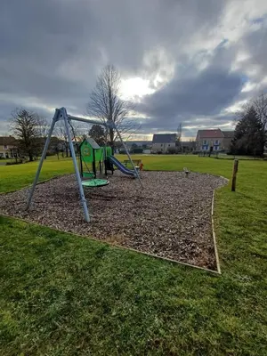 Aire de jeux pour enfants de l'établissement Le nid des Hirondelles avec borne de recharge