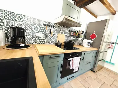 Cuisine ou kitchenette dans l'établissement Le nid des Hirondelles avec borne de recharge