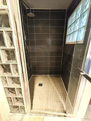 Salle de bains dans l'établissement Le nid des Hirondelles avec borne de recharge