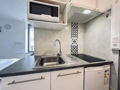 Cuisine ou kitchenette dans l'établissement Le cernay, Studio cosy proche centre-ville