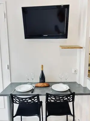 Télévision ou salle de divertissement dans l'établissement Le cernay, Studio cosy proche centre-ville