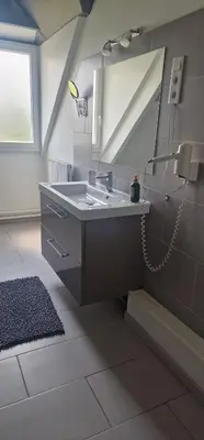 Salle de bains dans l'établissement L'Etape Restaurant - Bar et Gîte