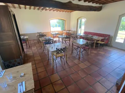 Restaurant ou autre lieu de restauration dans l'établissement L'Etape Restaurant - Bar et Gîte