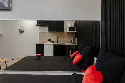 Cuisine ou kitchenette dans l'établissement Reims In Love Jacuzzi et Sauna Appartement 3