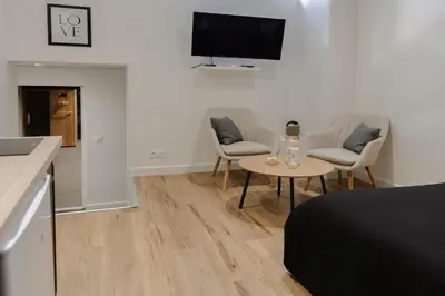 Télévision ou salle de divertissement dans l'établissement Reims In Love Jacuzzi et Sauna Appartement 3