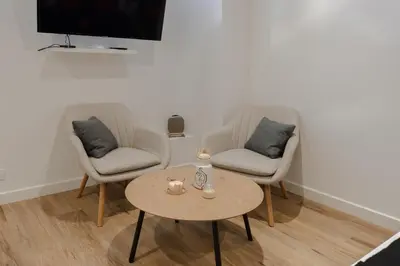 Télévision ou salle de divertissement dans l'établissement Reims In Love Jacuzzi et Sauna Appartement 3