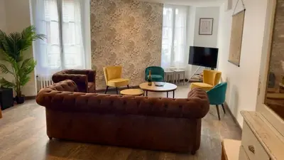 Télévision ou salle de divertissement dans l'établissement Le Grand Terroir