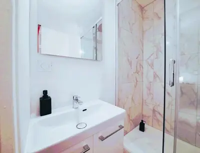 Salle de bains dans l'établissement Syracùse - Studio raffiné - 2P
