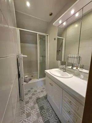 Salle de bains dans l'établissement Villa familiale La Finca du champ de l'eau Avec sauna jacuzzi proche de Disney et Paris
