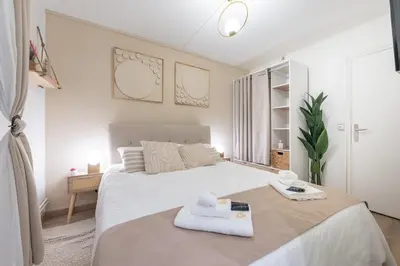 Un ou plusieurs lits dans un hébergement de l'établissement Luxurious 3 Bedrooms Sauna Jacuzzi