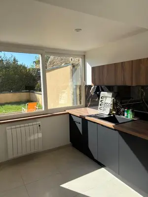 Cuisine ou kitchenette dans l'établissement Charmante maison de pierre rénovée a 5min de Charleville-Mézières
