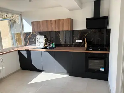 Cuisine ou kitchenette dans l'établissement Charmante maison de pierre rénovée a 5min de Charleville-Mézières