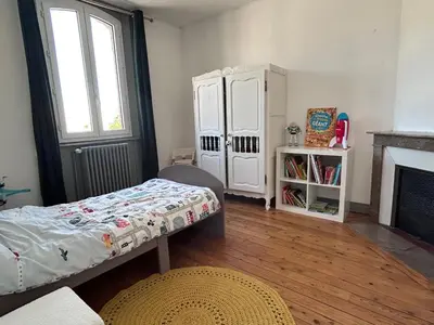 Un ou plusieurs lits dans un hébergement de l'établissement Maison chic et cosy