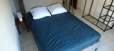 Un ou plusieurs lits dans un hébergement de l'établissement Chambre calme dans une colocation de 5 personnes