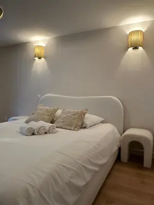 Un ou plusieurs lits dans un hébergement de l'établissement Suite Galerie by Collection Aura - Hypercentre Charleville-Mézières à deux pas de la Place Ducale