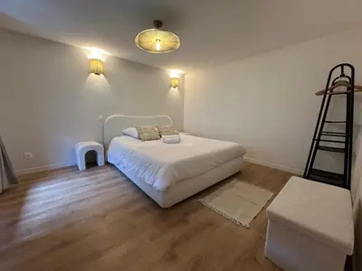 Un ou plusieurs lits dans un hébergement de l'établissement Suite Galerie by Collection Aura - Hypercentre Charleville-Mézières à deux pas de la Place Ducale