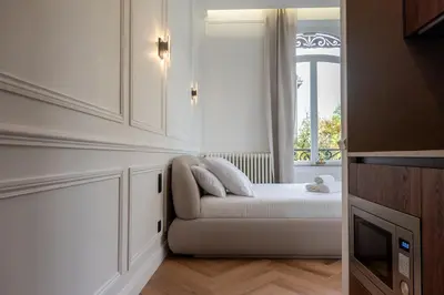 Coin salon dans l'établissement Suite Arche - Maison les Arcades au pied de la Gare de Charleville-Mézières