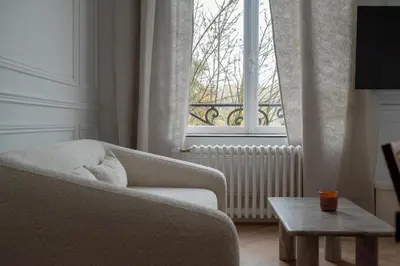 Coin salon dans l'établissement Suite Brume - Maison les Arcades au pied de la gare de Charleville-Mézières