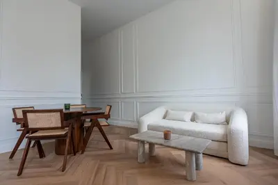 Coin salon dans l'établissement Suite Brume - Maison les Arcades au pied de la gare de Charleville-Mézières